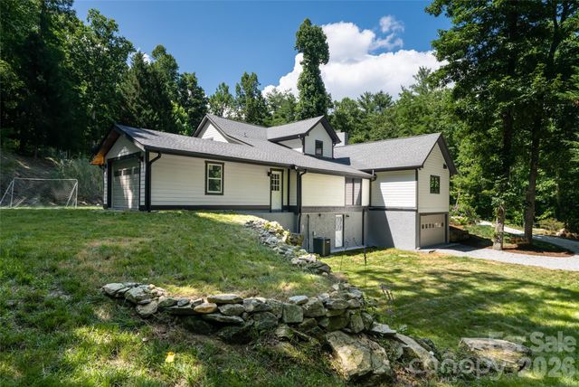 86 Holiday Drive, Hendersonville, NC 28739