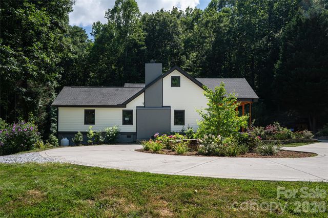 86 Holiday Drive, Hendersonville, NC 28739