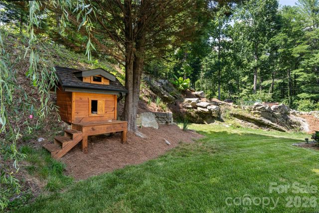 86 Holiday Drive, Hendersonville, NC 28739