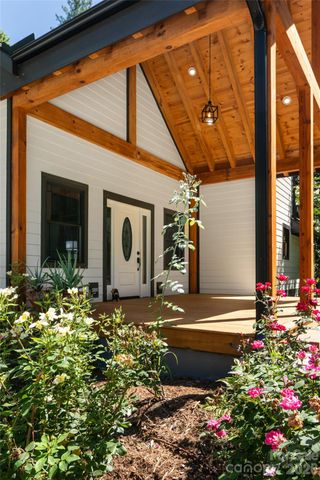 86 Holiday Drive, Hendersonville, NC 28739