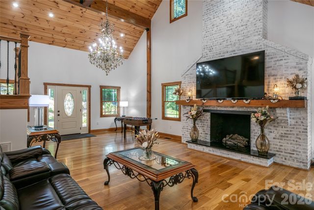 86 Holiday Drive, Hendersonville, NC 28739