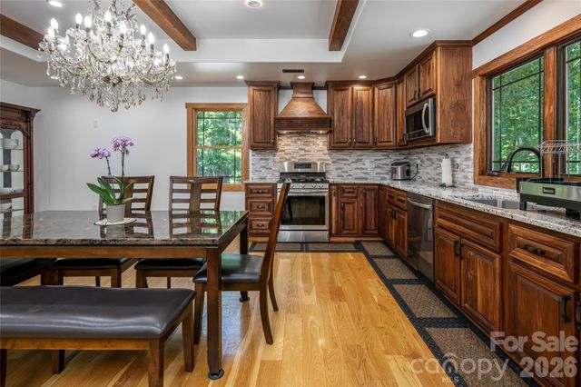 86 Holiday Drive, Hendersonville, NC 28739