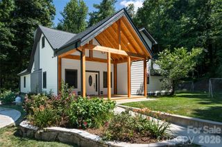 86 Holiday Drive, Hendersonville, NC 28739