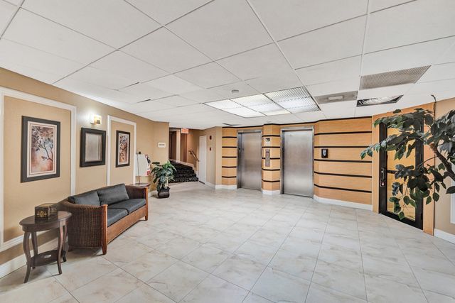 3800 N Hills Drive 208, Hollywood, FL 33021