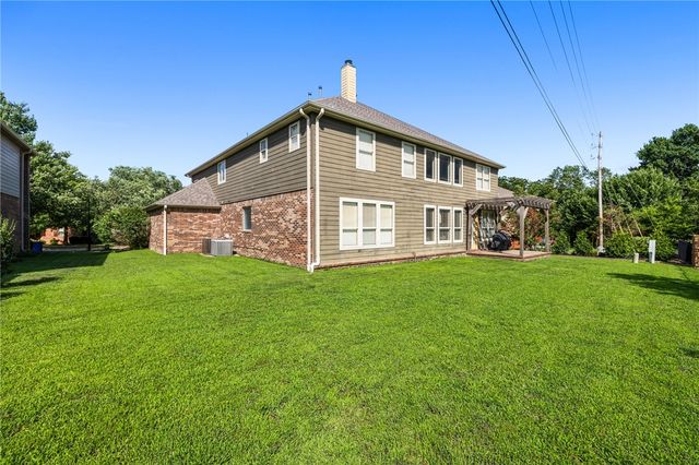 1655 S Coopers Cove, Fayetteville, AR 72701