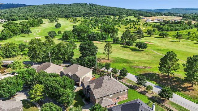 1655 S Coopers Cove, Fayetteville, AR 72701