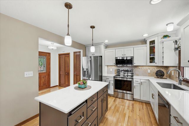 974 Kohlman Lane, Maplewood, MN 55109