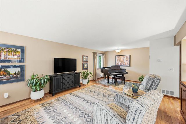 974 Kohlman Lane, Maplewood, MN 55109
