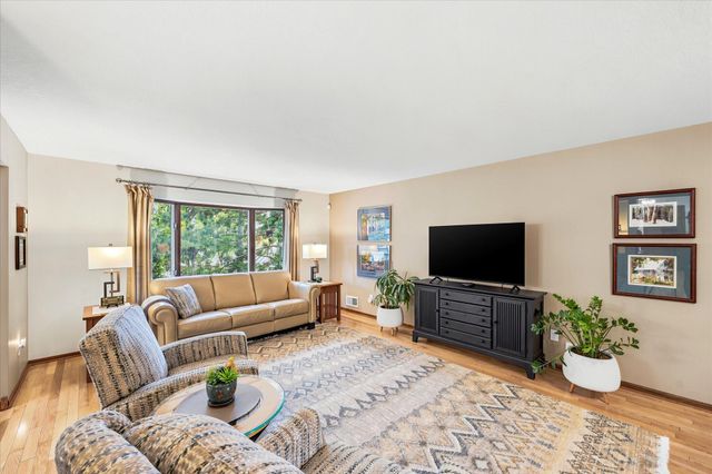 974 Kohlman Lane, Maplewood, MN 55109