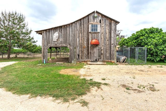 4515 Stapper Rd, Saint Hedwig, TX 78152
