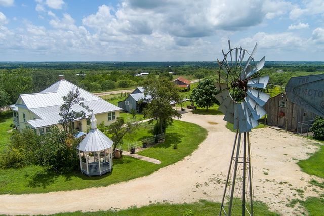 4515 Stapper Rd, Saint Hedwig, TX 78152