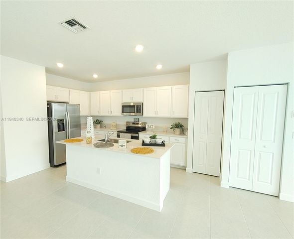 400 SE CROSSOAK LN, Port St. Lucie, FL 34984