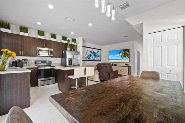 10513 W 32nd Ln, Hialeah, FL 33018