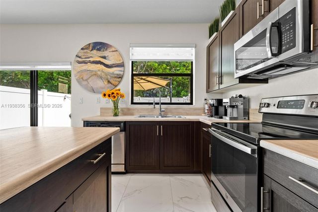 10513 W 32nd Ln, Hialeah, FL 33018