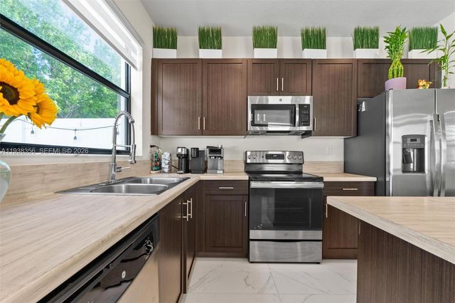 10513 W 32nd Ln, Hialeah, FL 33018