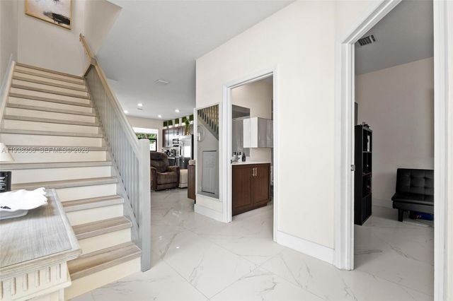 10513 W 32nd Ln, Hialeah, FL 33018