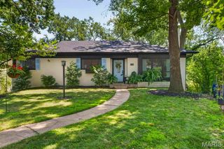 8704 W Kingsbury Avenue, St Louis, MO 63124