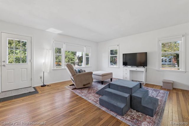 31600 W Chicago Street, Livonia, MI 48150