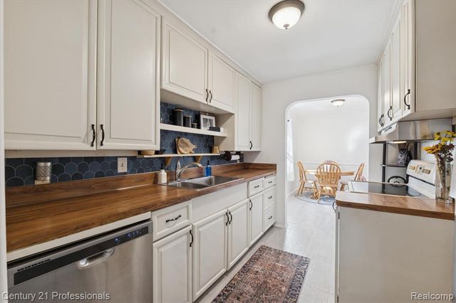 31600 W Chicago Street, Livonia, MI 48150