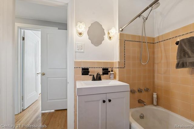 31600 W Chicago Street, Livonia, MI 48150