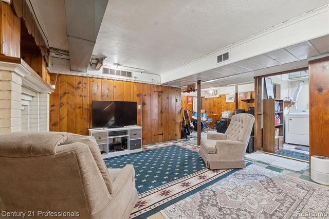 31600 W Chicago Street, Livonia, MI 48150