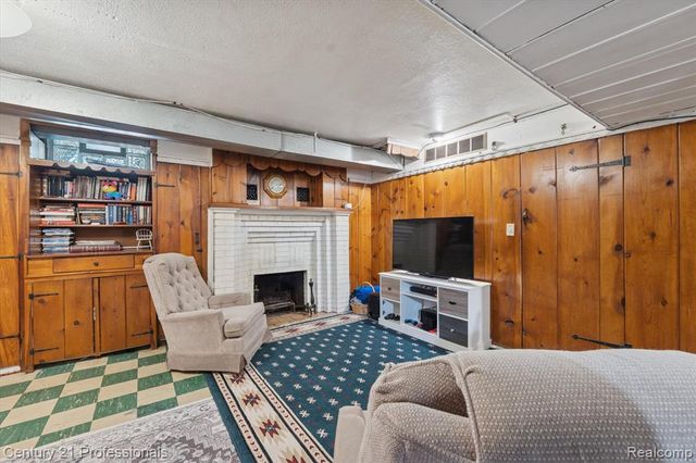 31600 W Chicago Street, Livonia, MI 48150