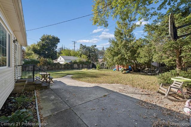 31600 W Chicago Street, Livonia, MI 48150