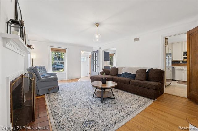 31600 W Chicago Street, Livonia, MI 48150