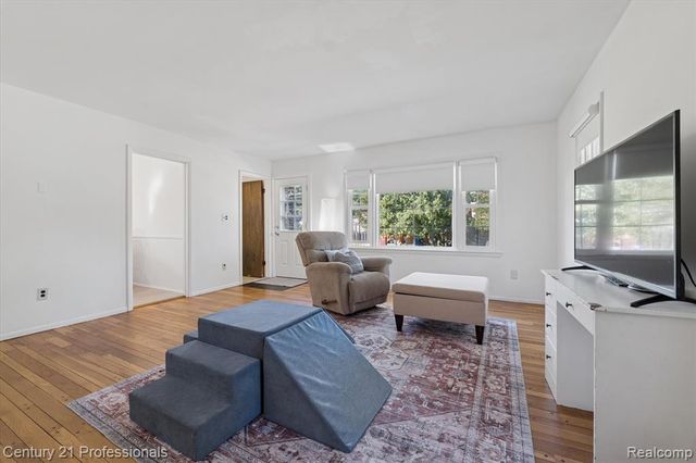 31600 W Chicago Street, Livonia, MI 48150