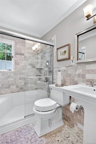 18 Old Farm Road, East Hills, NY 11577