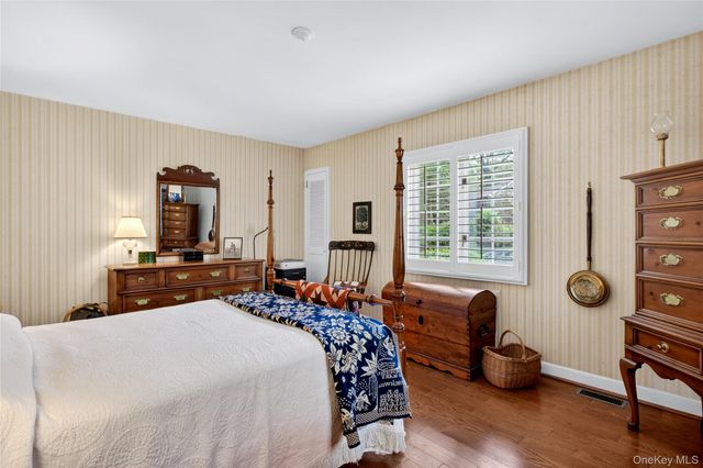 18 Old Farm Road, East Hills, NY 11577