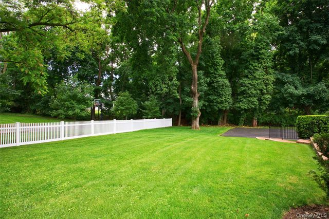18 Old Farm Road, East Hills, NY 11577