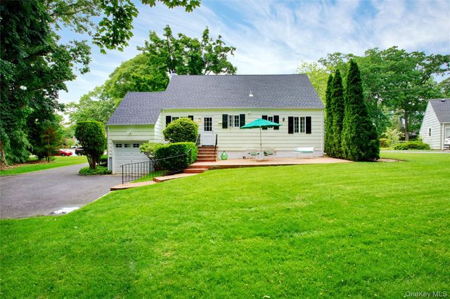 18 Old Farm Road, East Hills, NY 11577