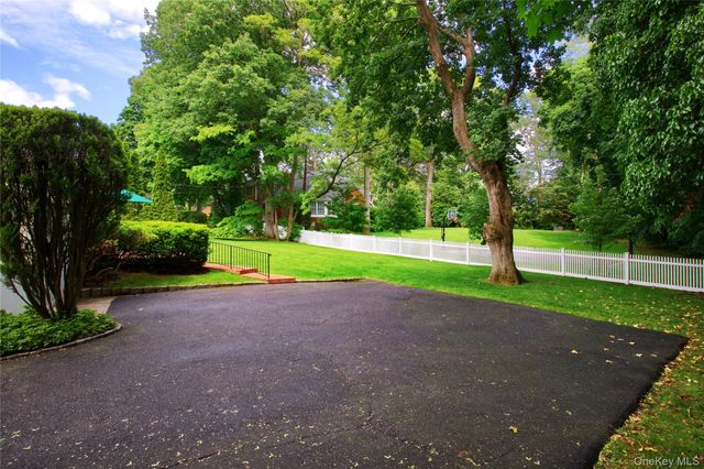 18 Old Farm Road, East Hills, NY 11577