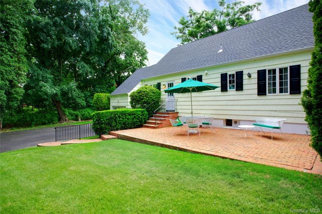 18 Old Farm Road, East Hills, NY 11577
