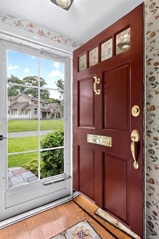 18 Old Farm Road, East Hills, NY 11577