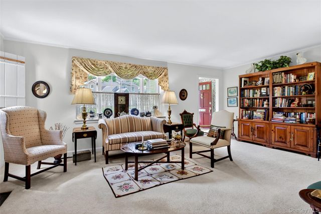 18 Old Farm Road, East Hills, NY 11577