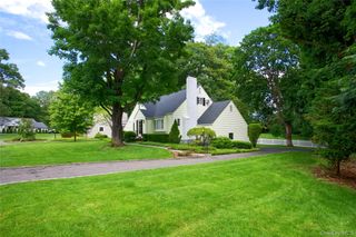 18 Old Farm Road, East Hills, NY 11577