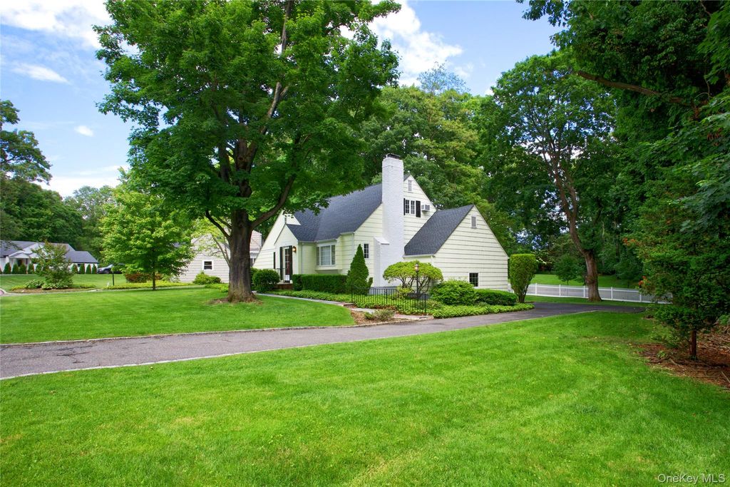 18 Old Farm Road, East Hills, NY 11577
