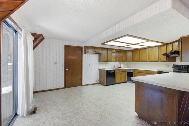 800 S Moore Avenue, Claremore, OK 74017