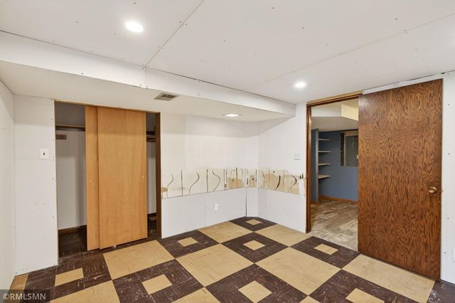 1370 Barclay Street, Saint Paul, MN 55106