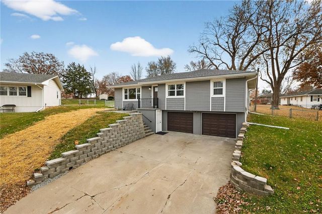 18 Bear Circle, St Joseph, MO 64506