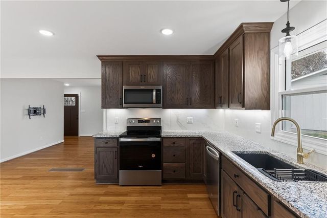 18 Bear Circle, St Joseph, MO 64506