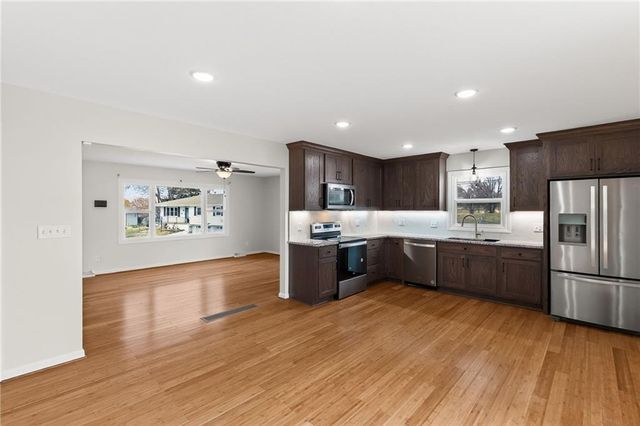 18 Bear Circle, St Joseph, MO 64506