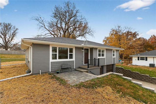 18 Bear Circle, St Joseph, MO 64506