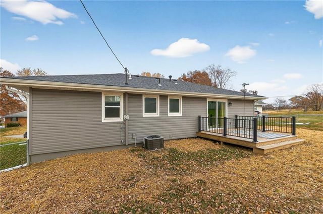 18 Bear Circle, St Joseph, MO 64506