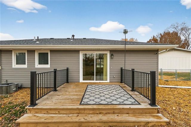 18 Bear Circle, St Joseph, MO 64506