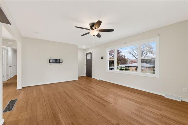 18 Bear Circle, St Joseph, MO 64506