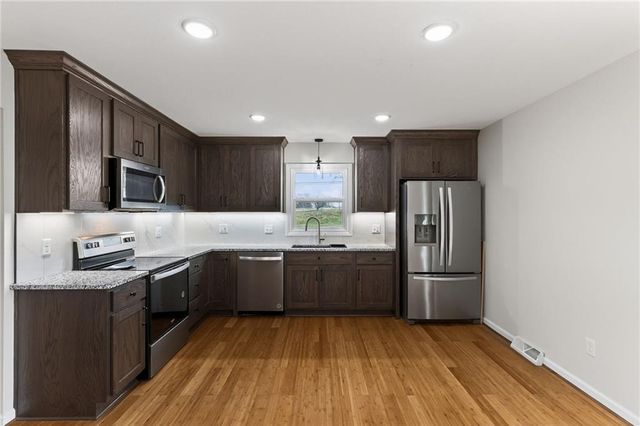 18 Bear Circle, St Joseph, MO 64506