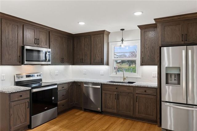 18 Bear Circle, St Joseph, MO 64506